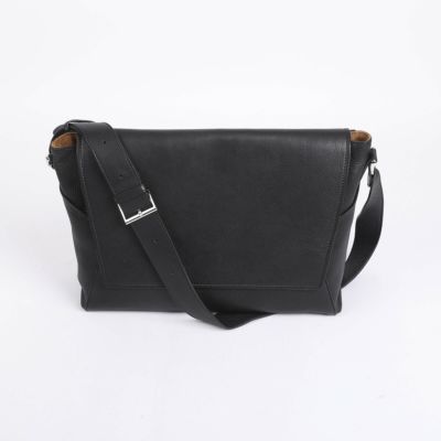 万双のショルダーバッグ